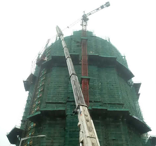 相城吊车在工地上作业